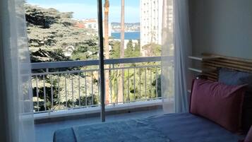 2 habitaciones, escritorio, tabla de planchar con plancha y wifi