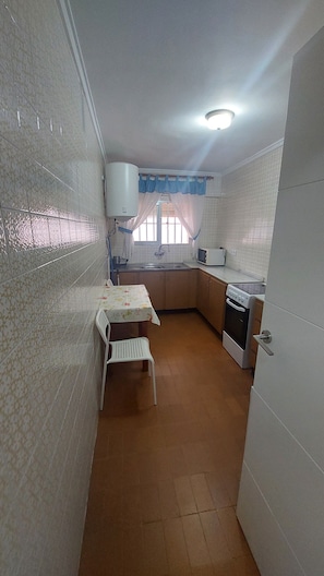 Fridge, microwave, oven, coffee/tea maker