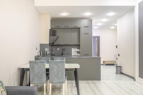 Luxury-Apartment, Balkon, Stadtblick | Hochwertige Bettwaren, Select-Comfort-Betten, Minibar, Zimmersafe
