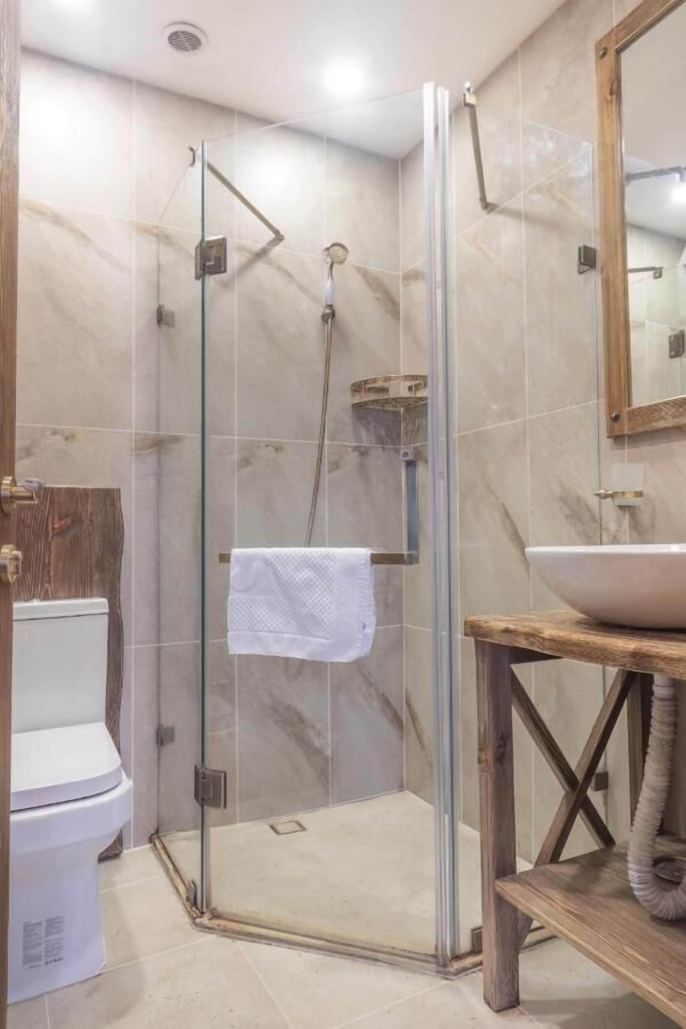 Habitación de diseño doble | Baño | Cabezal de ducha tipo lluvia y artículos de higiene personal gratuitos