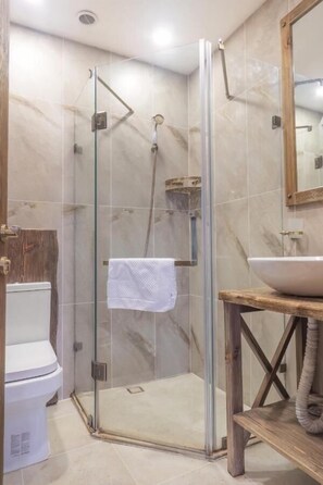 Habitación de diseño doble | Baño | Cabezal de ducha tipo lluvia y artículos de higiene personal gratuitos