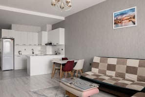 Luxury Apartment, Balcony, City View | Private kitchen | Electric kettle - Passage Antique Hotel (Baku)