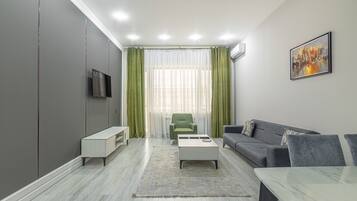 Apartamento superluxo, sacada, vista para a cidade | Área de estar | TV LED 33 polegadas com canais via satélite