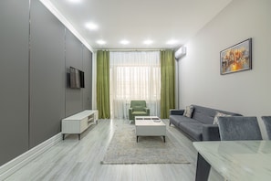 Luxury Apartment, Balcony, City View | Living area | 33-inch LED TV with satellite channels - Passage Antique Hotel (Baku)