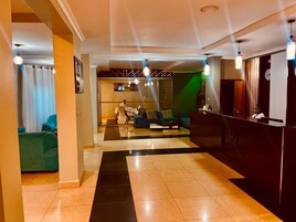 Escritorio, espacio para trabajar con laptop y wifi gratis 