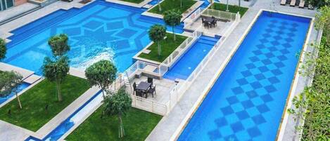 Een verwarmd zwembad