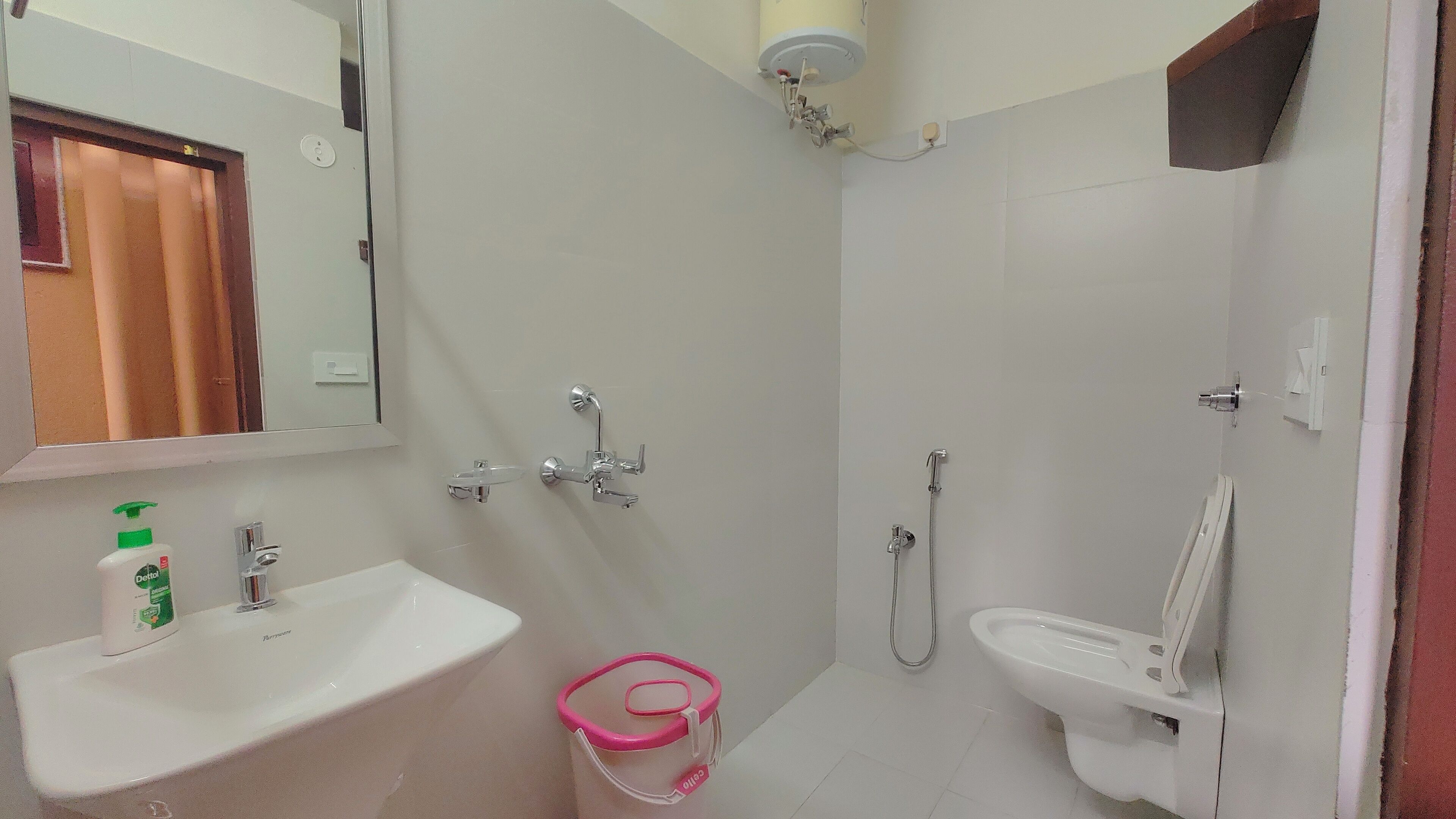 Douche, serviettes fournies, savon