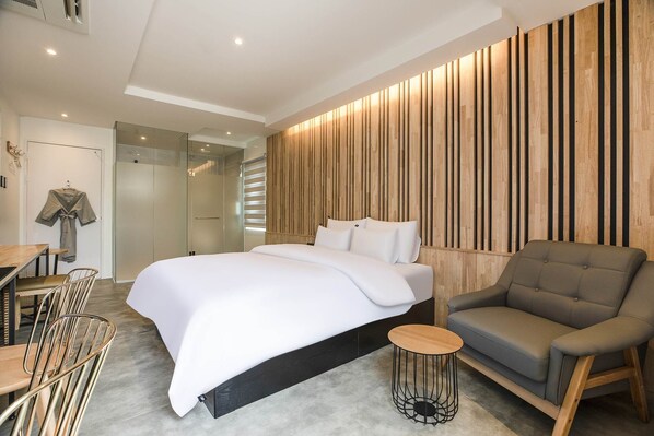 Signature Double Room | Select Comfort beds, free WiFi, bed sheets - Hwagokhoteln (Seoul)