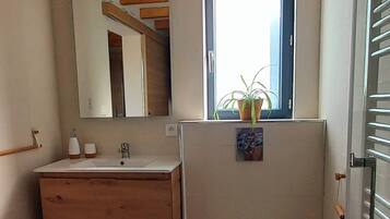 Shower, eco-friendly toiletries, hair dryer, towels