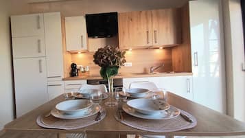 Køleskab, mikrobølgeovn, ovn, kogeplade