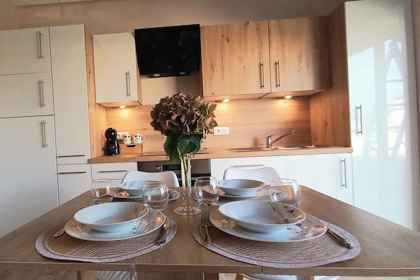 Kylskåp, mikrovågsugn, ugn och spishäll