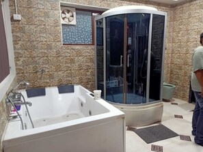 Dusche, Whirlpool, Haartrockner, Handtücher
