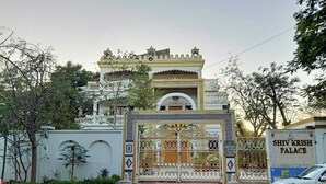 Una entrada con reja y un letrero que dice "Shiv Krish Palace".