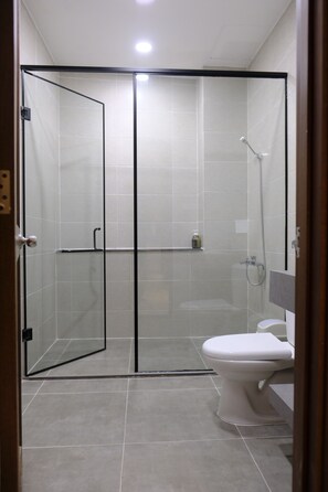 Dusche, Haartrockner, Bidet, Handtücher