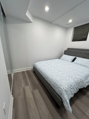 2 bedrooms, desk, free WiFi - Cozy 2-bedroom apartment with WiFi, separate entrance and parking (Mississauga)