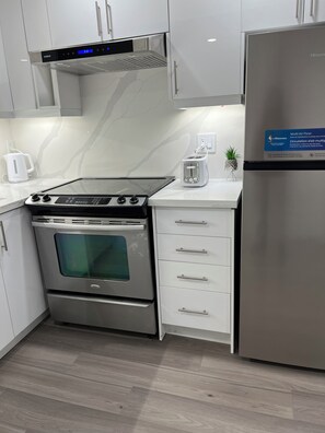 Fridge, microwave, oven, stovetop - Cozy 2-bedroom apartment with WiFi, separate entrance and parking (Mississauga)