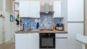 Kühlschrank, Ofen, Herdplatte, Wasserkocher mit Kaffee-/Teezubehör