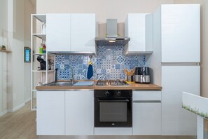 Kühlschrank, Ofen, Herdplatte, Wasserkocher mit Kaffee-/Teezubehör