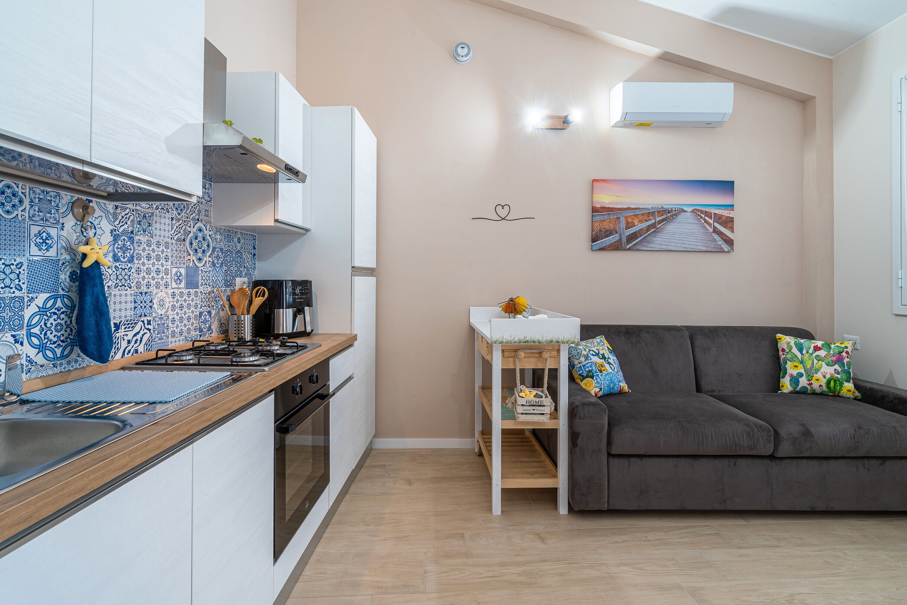 Réfrigérateur, four, plaque de cuisson, cafetière/bouilloire