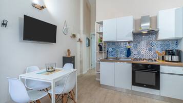 Kühlschrank, Ofen, Herdplatte, Wasserkocher mit Kaffee-/Teezubehör