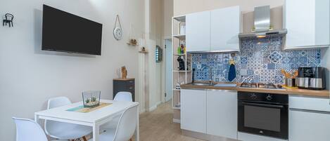 Fridge, oven, stovetop, coffee/tea maker