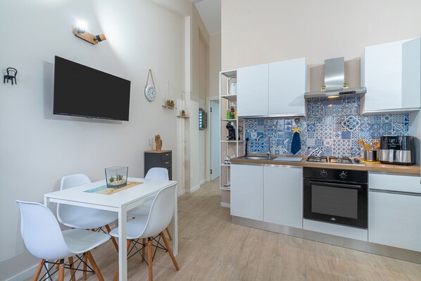 Kühlschrank, Ofen, Herdplatte, Wasserkocher mit Kaffee-/Teezubehör