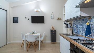 Kühlschrank, Ofen, Herdplatte, Wasserkocher mit Kaffee-/Teezubehör