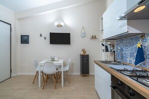 Geladeira, fogão, cooktop, cafeteira/chaleira