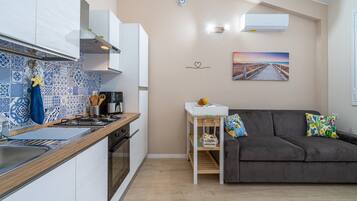 Kühlschrank, Ofen, Herdplatte, Wasserkocher mit Kaffee-/Teezubehör