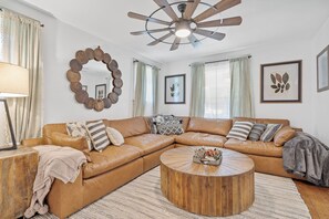 Smart TV, offices - Mini Hyde Park Homestead - Rustic Home + Parking (Kansas City)