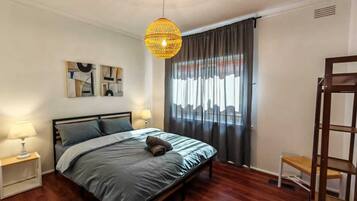 3 bedrooms, iron/ironing board, WiFi, bed sheets