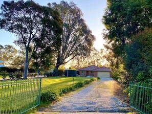 Property grounds - Waterfront 4 Bedroom Home with Rumpus Room (Goulburn Weir)