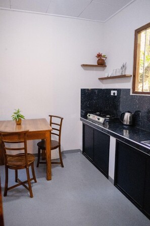Superior Studio, Balcony, Garden View | Private kitchen