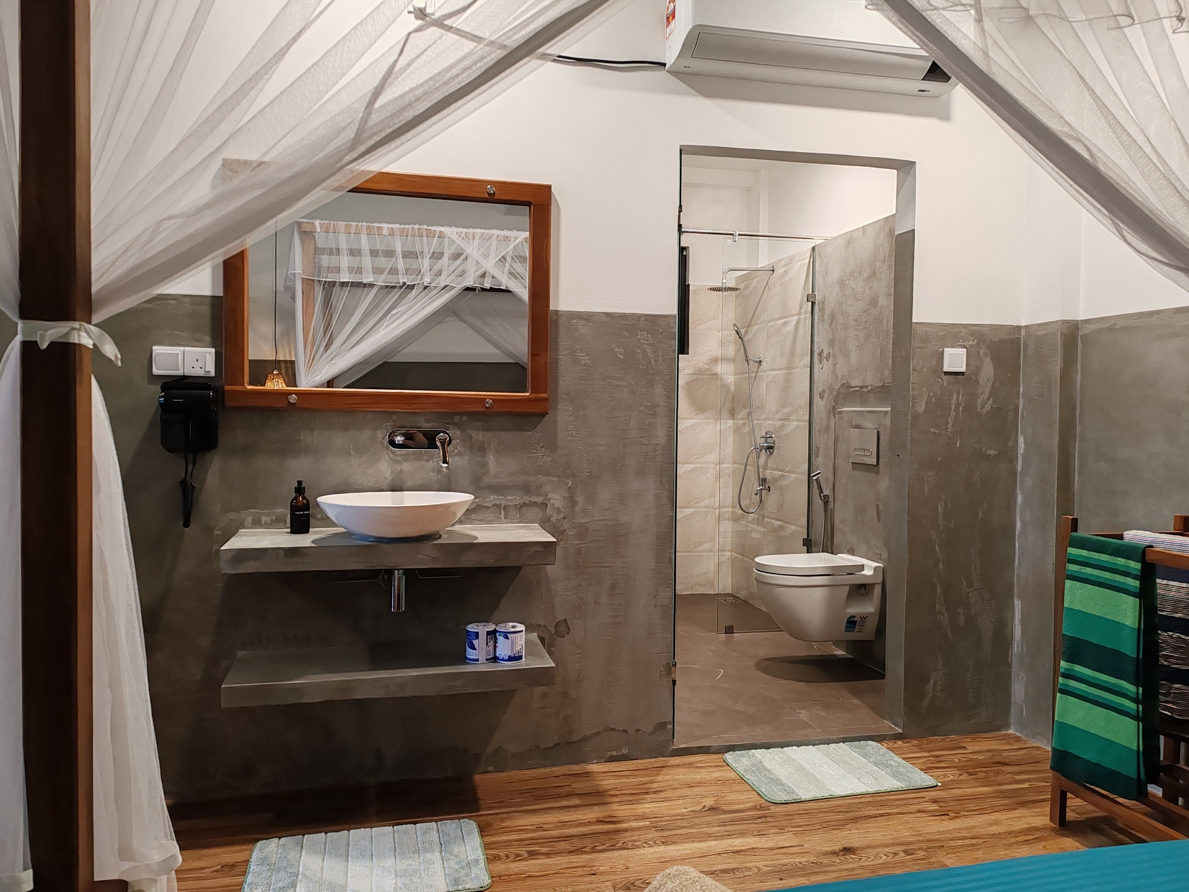 Comfort vierpersoonskamer, terras, uitzicht op tuin | Badkamer | Een douche, een haardroger, handdoeken, zeep