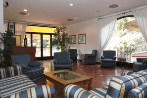 Lobby-lounge