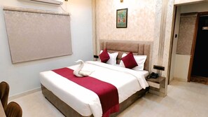 Laptop workspace, soundproofing, iron/ironing board, free WiFi - Hotel Shiv Sudhaa (Varanasi)