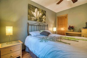 Een strijkplank/strijkijzer, wifi, beddengoed