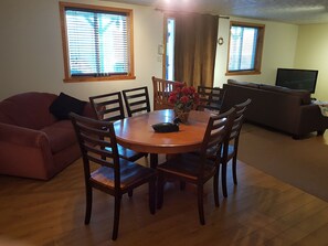 Dining - 2 views Chalet Estrie/Eastman/Orford/Magog/Austin (Austin)