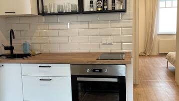 Fridge, oven, stovetop, coffee/tea maker