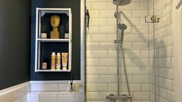 Dusche, Haartrockner, Handtücher, Seife