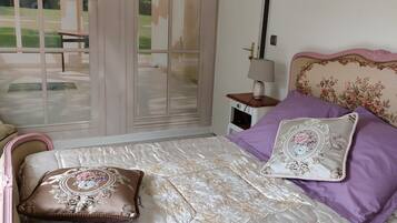 5 bedrooms, WiFi, bed sheets