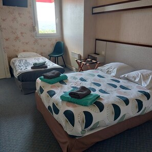 5 bedrooms, WiFi, bed sheets - In Guerlédan, B&B near the lake and cycle path (Guerlédan caurel)