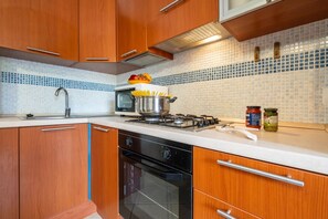 Fridge, oven, stovetop, cookware/dishes/utensils - Cozy veranda retreat near Budoni (Tanaunella)