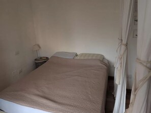 2 Schlafzimmer, Bügeleisen/Bügelbrett
