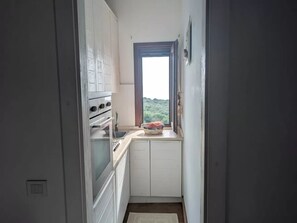 Kühlschrank, Ofen, Geschirrspüler, Wasserkocher mit Kaffee-/Teezubehör