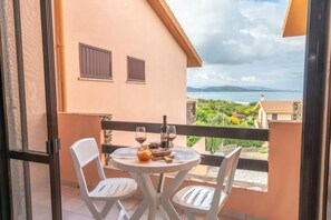 Outdoor dining - Comfort and privacy for 4 guests (Stintino)