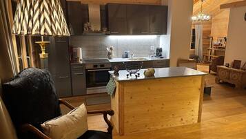 Réfrigérateur, four, lave-vaisselle, tables à manger