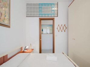 1 habitación, tabla de planchar con plancha y acceso a internet 