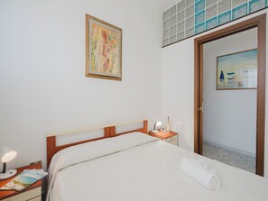 1 habitación, tabla de planchar con plancha y internet