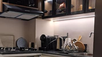 Quarto casal conforto, vista para o pátio | Cozinha privada | Chaleira elétrica, torradeira